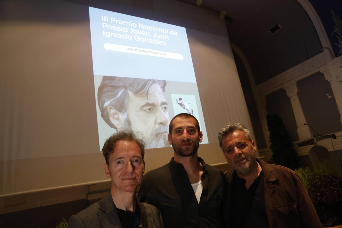 Por la izquierda, Marcos García, Andrés Gutiérrez y Juan Ignacio González, en el Antiguo Instituto.