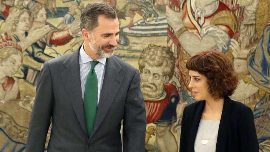 Felipe VI con la diputada de En Marea Alexandra Fernández. // Efe