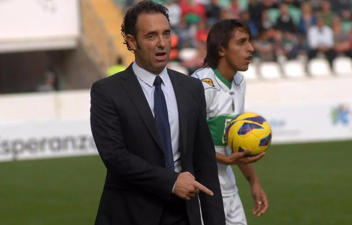 José Bordalás dirige un partido del Elche desde el banquillo del Martínez Valero