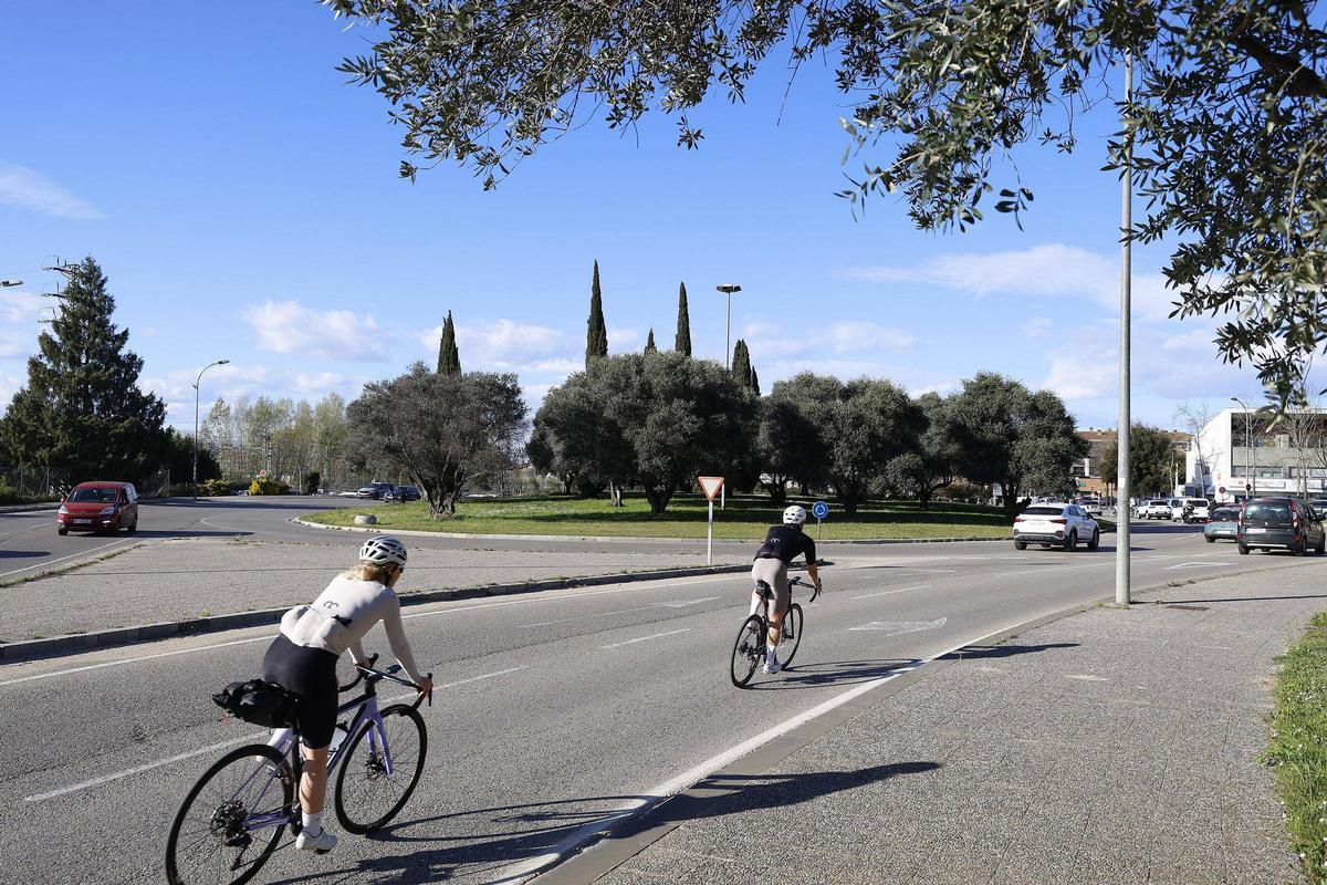 La rotonda de Mas Gri amb l'aparcament i el carril que s'eliminarà al fons.