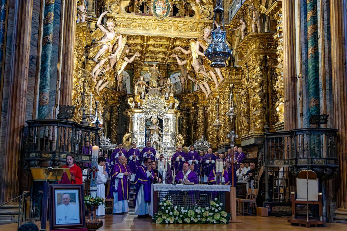 Santiago se despide del papa Francisco con una misa funeral en la Catedral