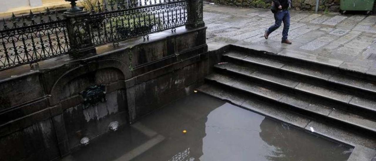 Fuente de As Burgas, el pasado día 12, inundada por el temporal. // Noé Parga