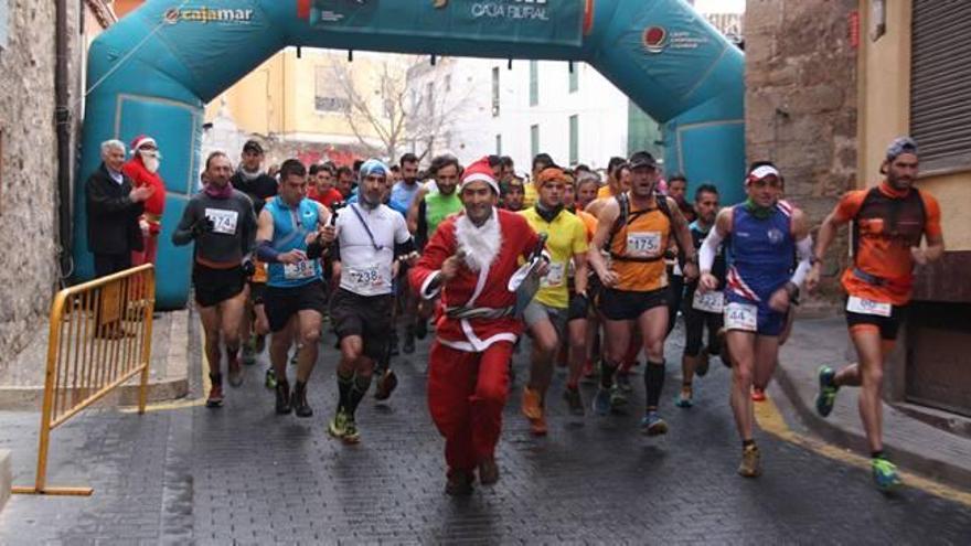 el término municipal de jérica estrenó ayer una atractiva prueba en el calendario de las carreras de montaña.No faltaron los atuendos navideños en la salida del Trail de las Trincheras.Álvaro Ribera cruzó en primer lugar la meta de la carrera. La prueba deja impresionantes estampas. f ana monleón