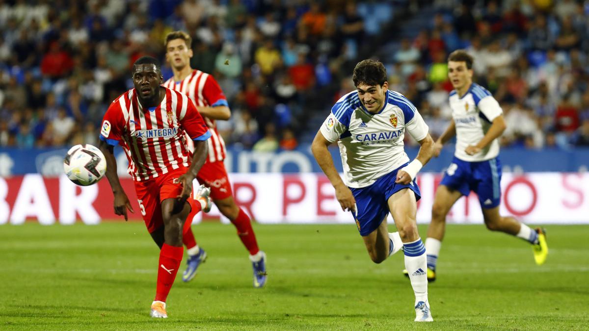 Iván Azón luchando un balón ante Axel Bamba