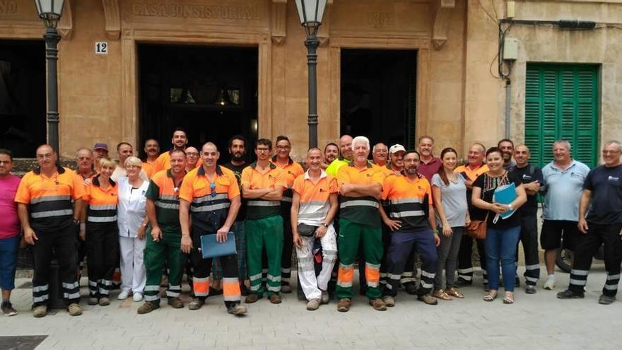 La gran mayoría del medio centenar de trabajadores afectados acudieron a la sesión extraordinaria de ayer.