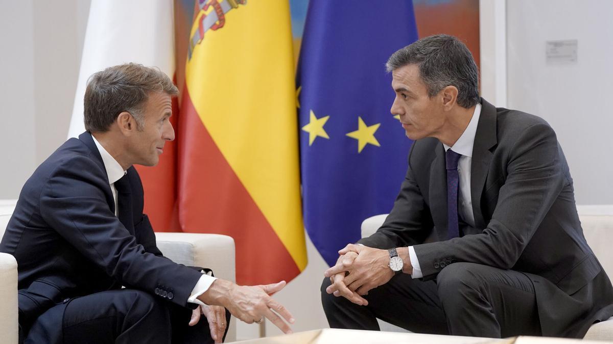 Macron y Sánchez chocan sobre China: España apuesta por atraer fábricas para aprender a producir coches eléctricos