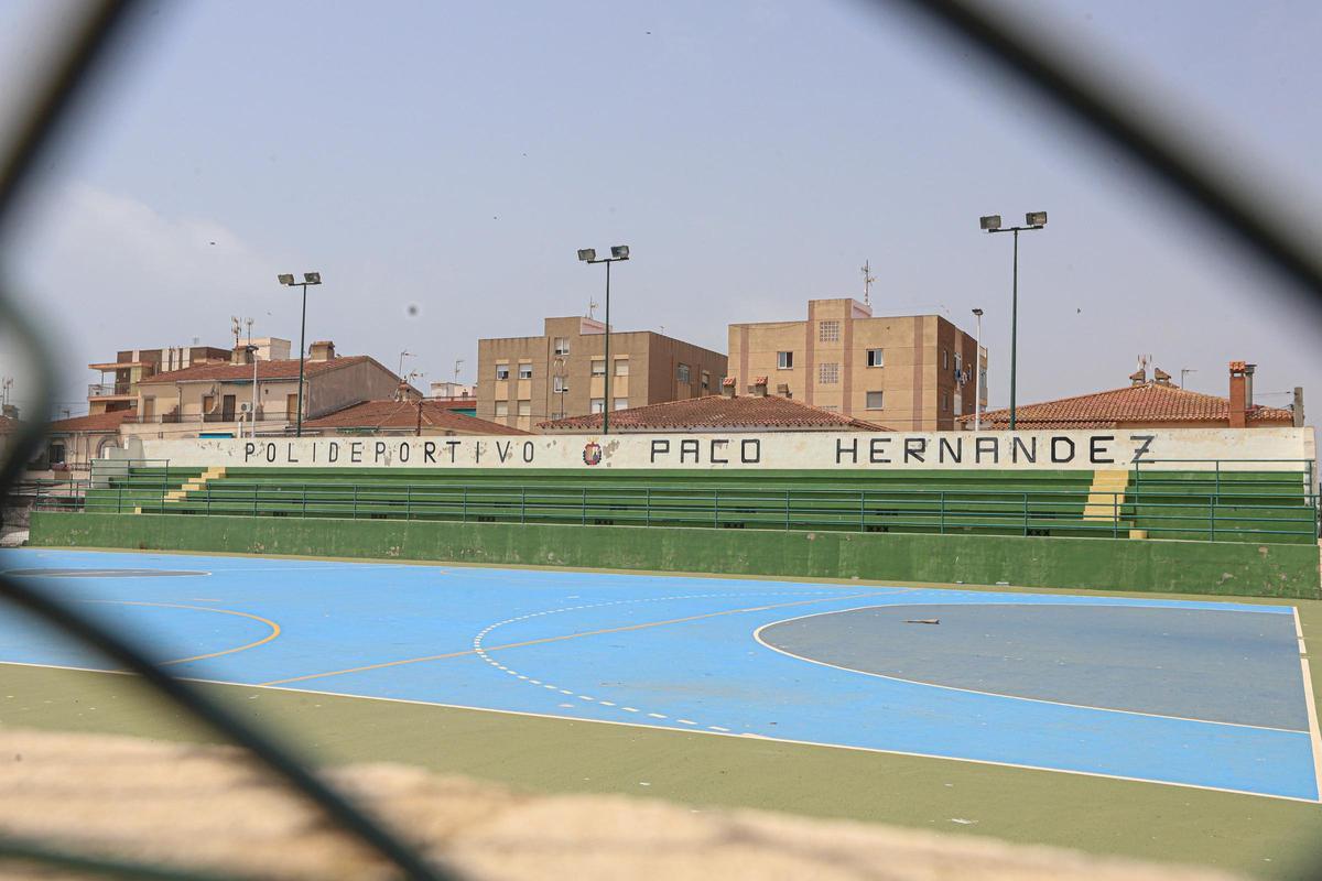 Vista general de una pista del polideportivo Paco Hernández de Santa Pola