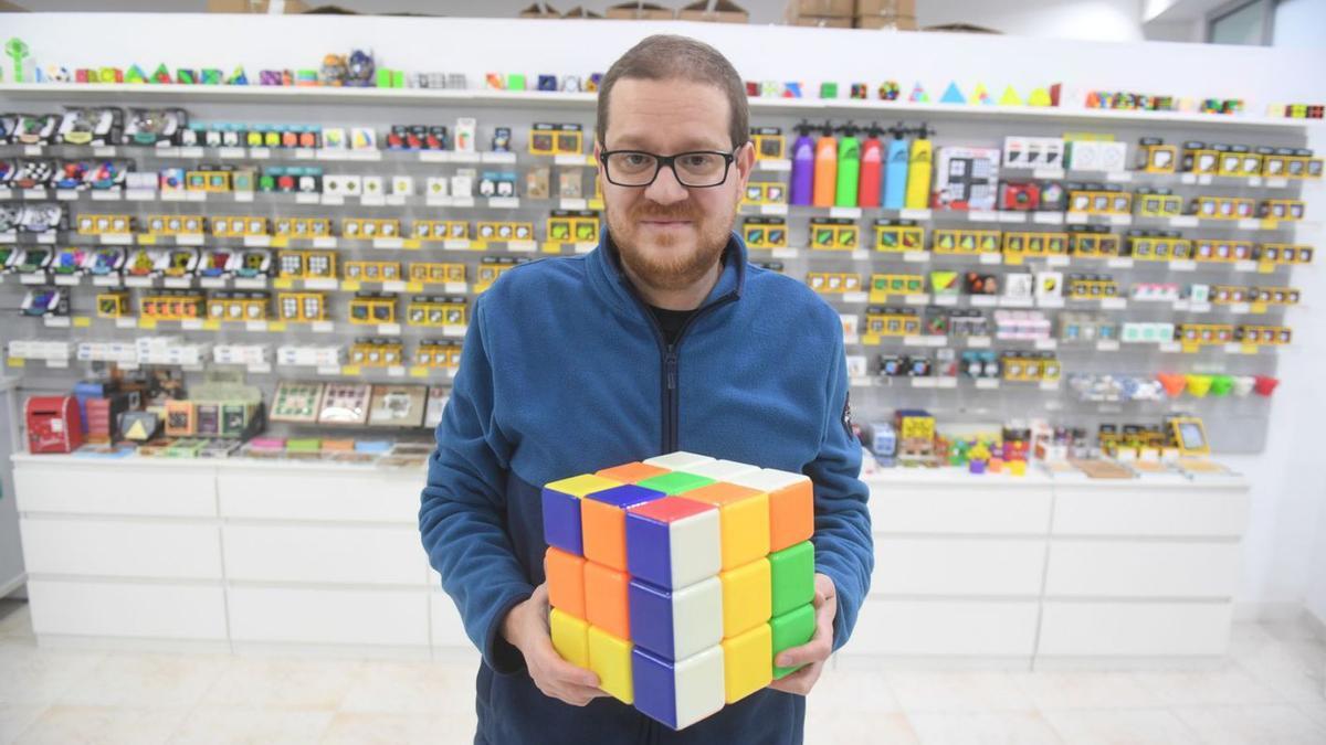 Saúl López, propietario de Juegos Besa, especializada en cubos de rubik y cajas secretas.   | // CARLOS PARDELLAS  