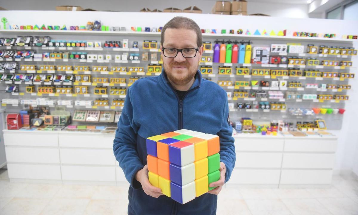 Saúl López, propietario de Juegos Besa, especializada en cubos de rubik y cajas secretas.   | // CARLOS PARDELLAS  