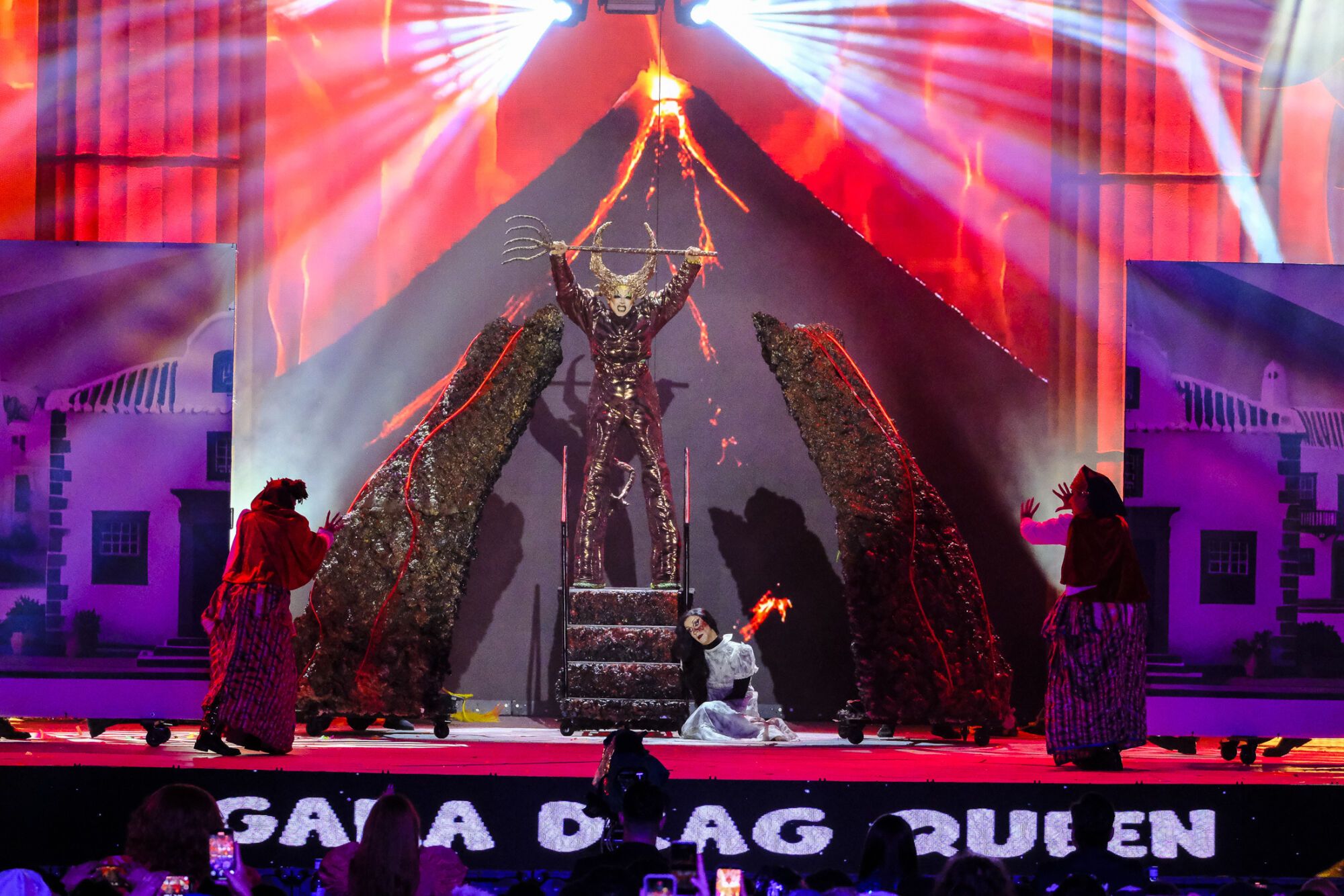 5. Drag Eros (Aday Betancor Arbelo) Con el patrocinio de Juventud Canarias, Turismo Lanzarote y CACT Lanzarote y con un diseño de Jesús Casillas Martín, Eleazar Rivero Dorta y Maison Betancort presenta el espectáculo ¿Quién dice que del corazón de un volcán no puede nacer una flor?