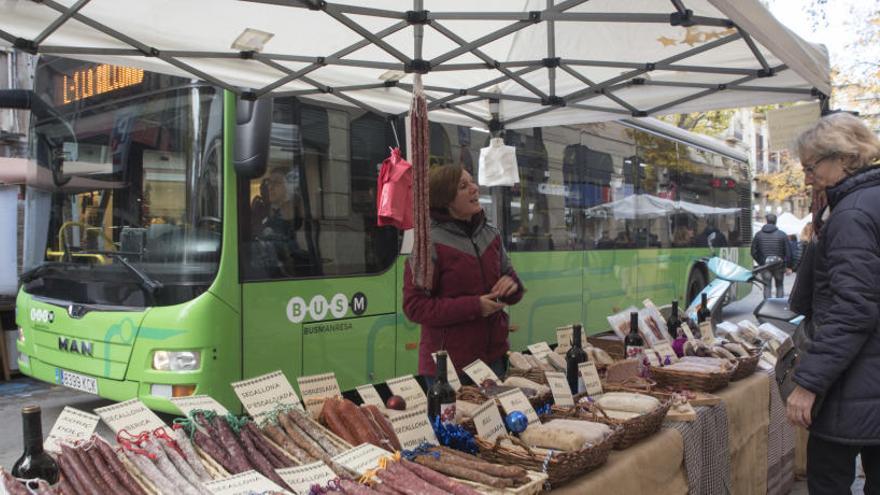 El bus passant pel costat d&#039;una parada de la Fira de Sant Andreu al carrer Guimerà