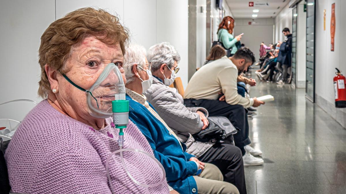 Pacientes nunha sala de espera de urxencias.