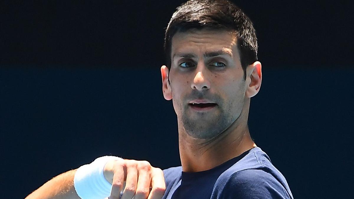 Djokovic admite "errores" en documentos mientras Australia considera su deportación