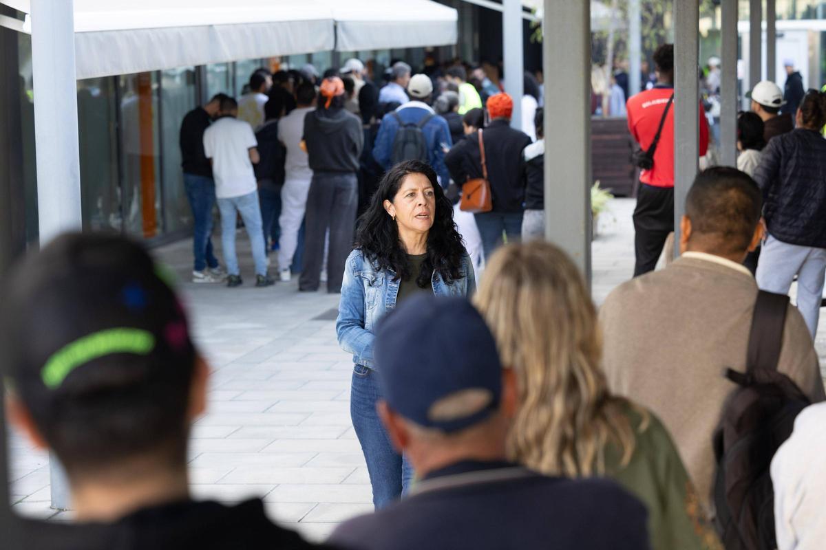 Imágenes de la fila para la regularización de migrantes en las oficinas del Cetis