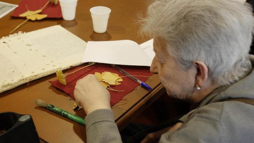 Una mujer durante un taller en una residencia de mayores.