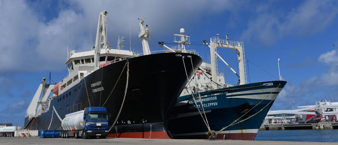 Dos barcos pesqueros rusos, atracados en el Puerto de Las Palmas junto a un camión del servicio Marpol.