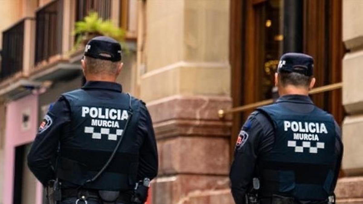 Dos agentes de la Policía Local de Murcia en una imagen de archivo.