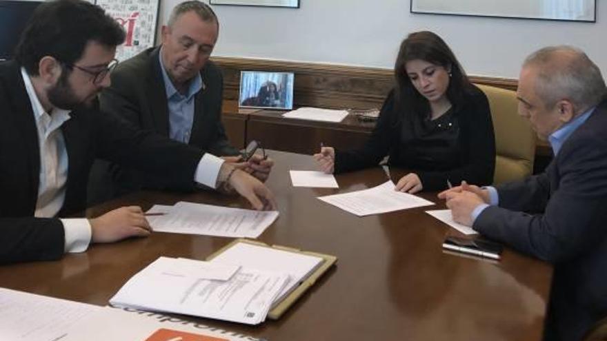 Adriana Lastra y Rafael Simancas con Joan Baldoví e Ignasi Candela en la reunión de ayer en Madrid.