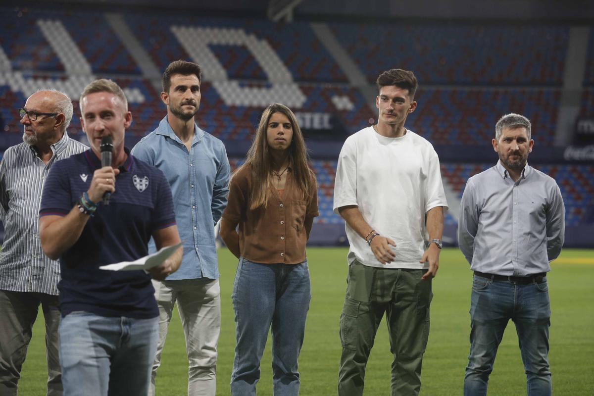 El Levante UD Iza la bandera con las peñas levantinistas