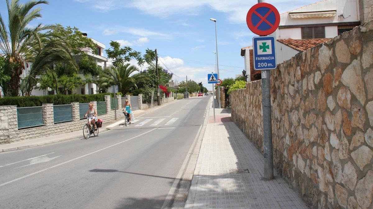 Dos mujeres van en bici por la costa norte de Vinaròs, donde mejorarán el alumbrado público.