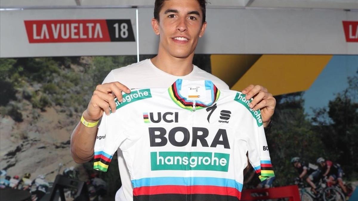 Marc Márquez muestra el maillot arcoíris que le acaba de regalar Peter Sagan.