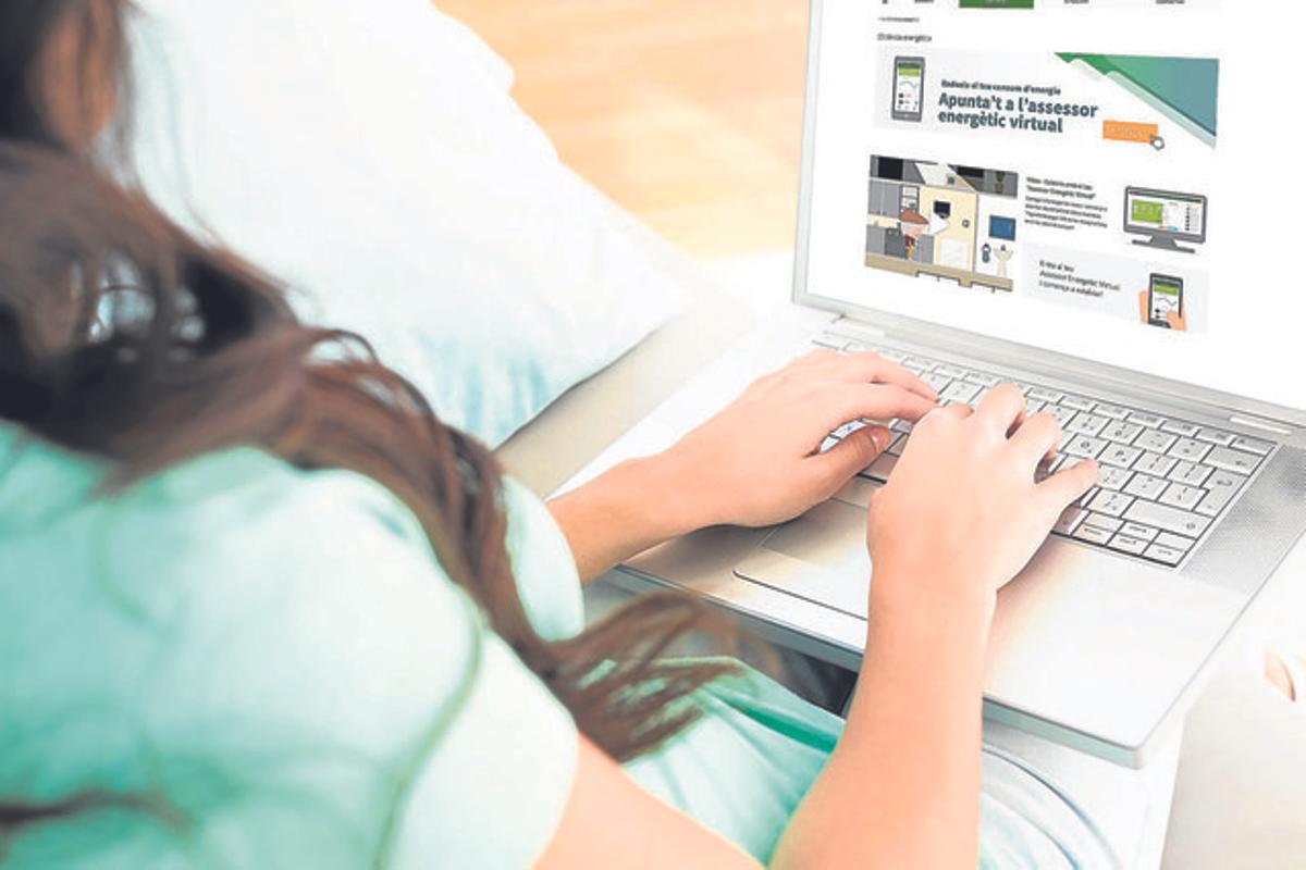 Una ciutadana consulta la pàgina web d’accés a l’Assessor Energètic Virtual de l’ajuntament.