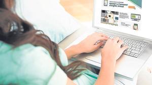 Una ciutadana consulta la pàgina web d’accés a l’Assessor Energètic Virtual de l’ajuntament.