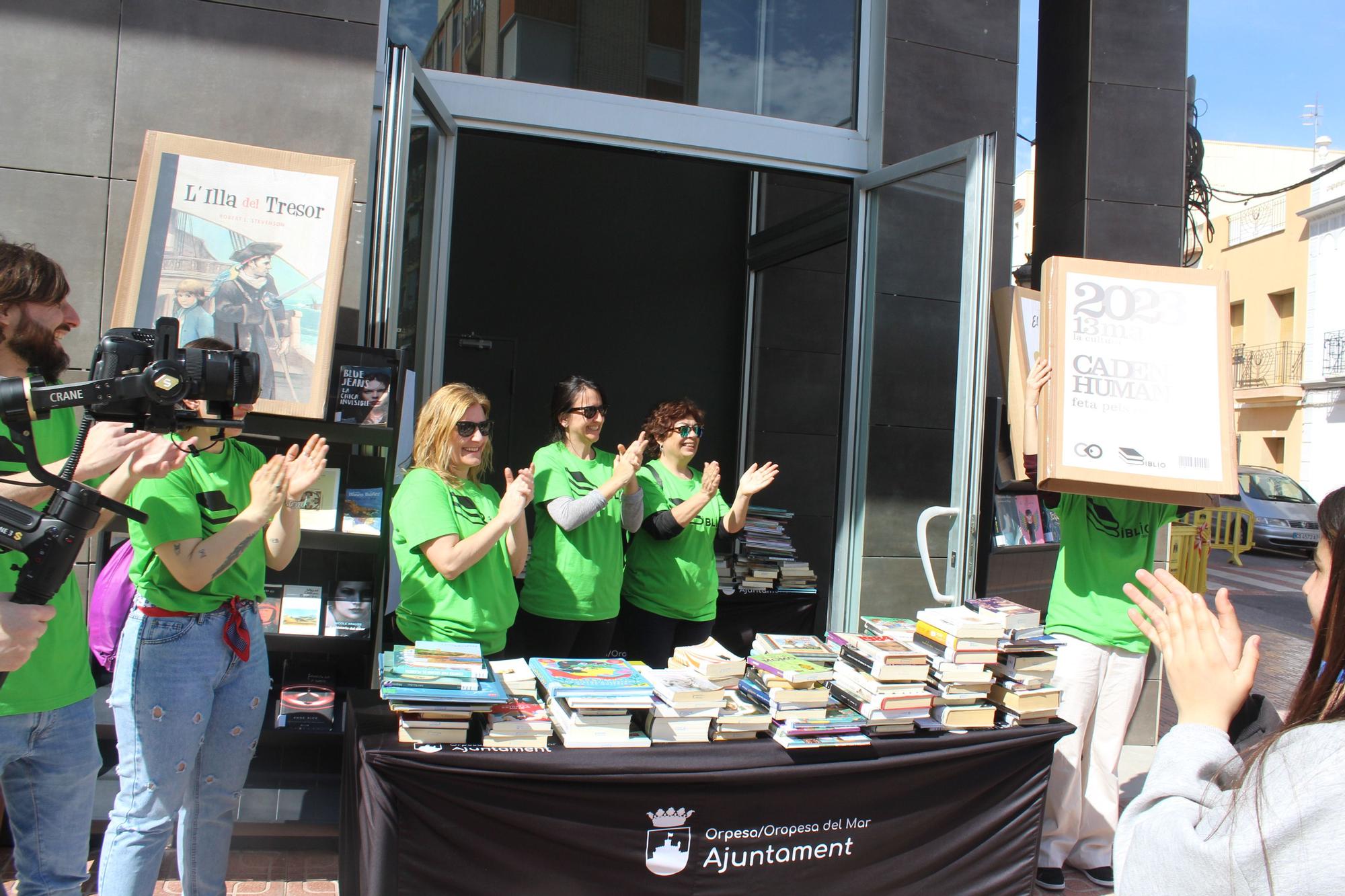 Cadena humana en Orpesa para trasladar libros a la nueva biblioteca