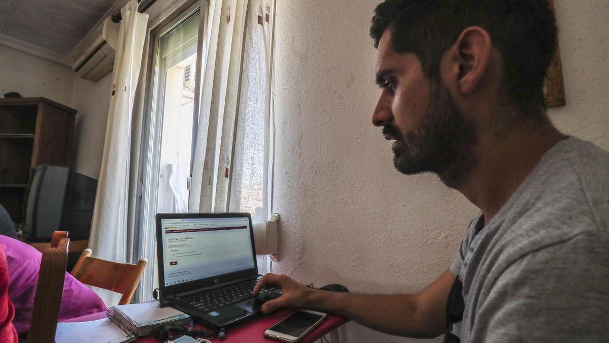 Un migrante trata de conseguir una cita de asilo en València, en una imagen de archivo.