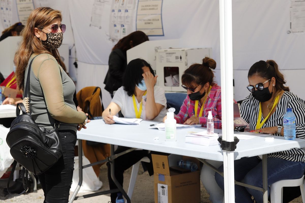 Los ecuatorianos residentes en la Región votan en las elecciones de su país