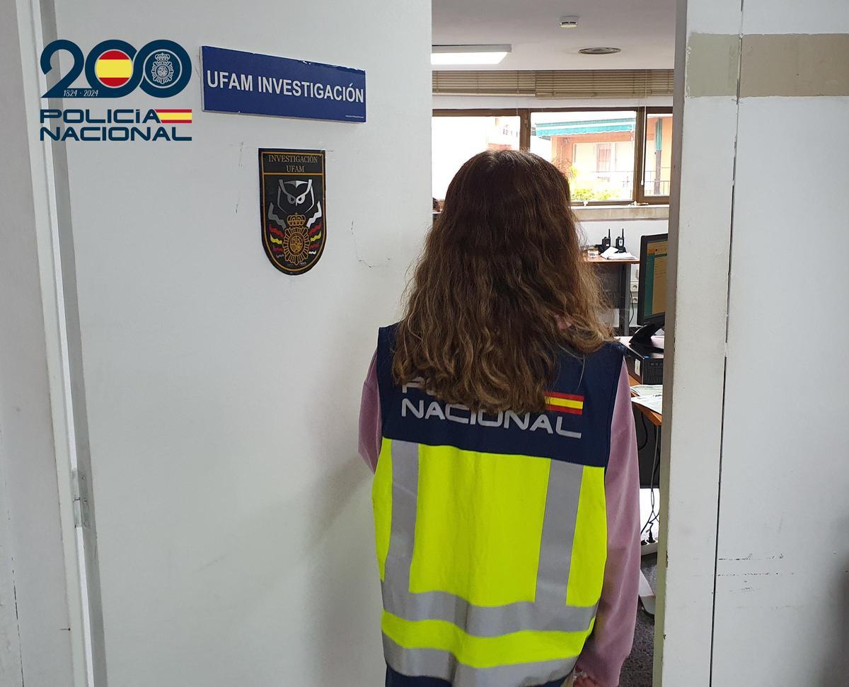 Una agente de la Ufam de la Policía Nacional de Palma.