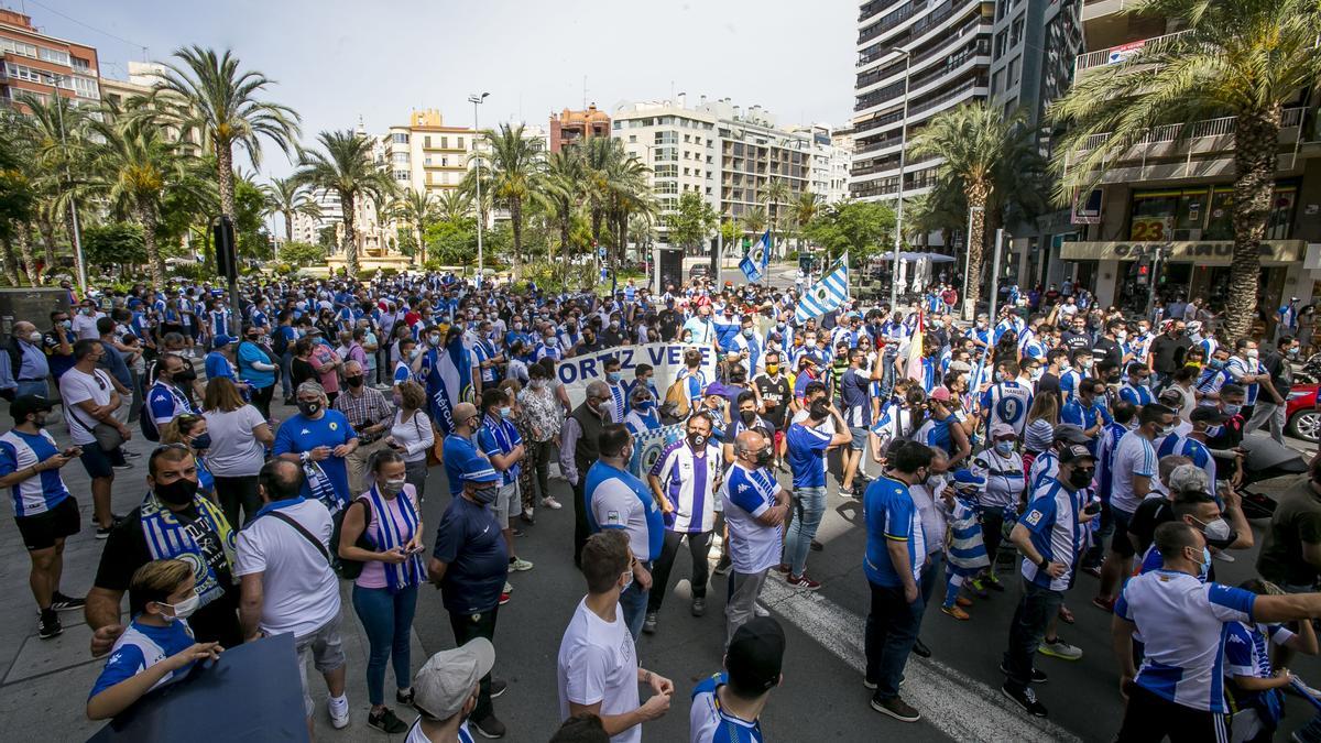 La afición del Hércules protesta por la mala situación del club