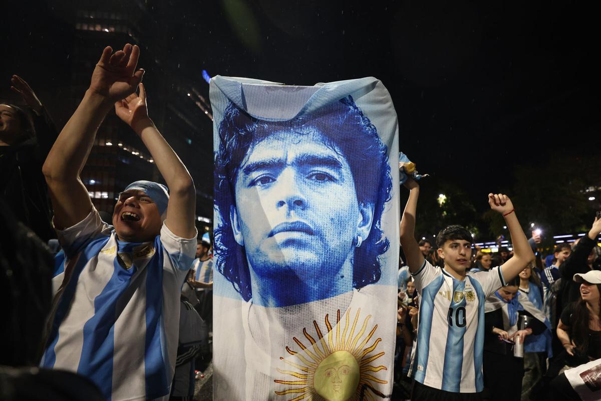 FOTODELDÍA AME9682. BUENOS AIRES (ARGENTINA), 15/07/2026.- Aficionados celebran el triunfo de Argentina frente a Inglaterra en la semifinal del Mundial de la FIFA 2026 este miércoles, en Buenos Aires (Argentina). EFE/ Juan Ignacio Roncoroni