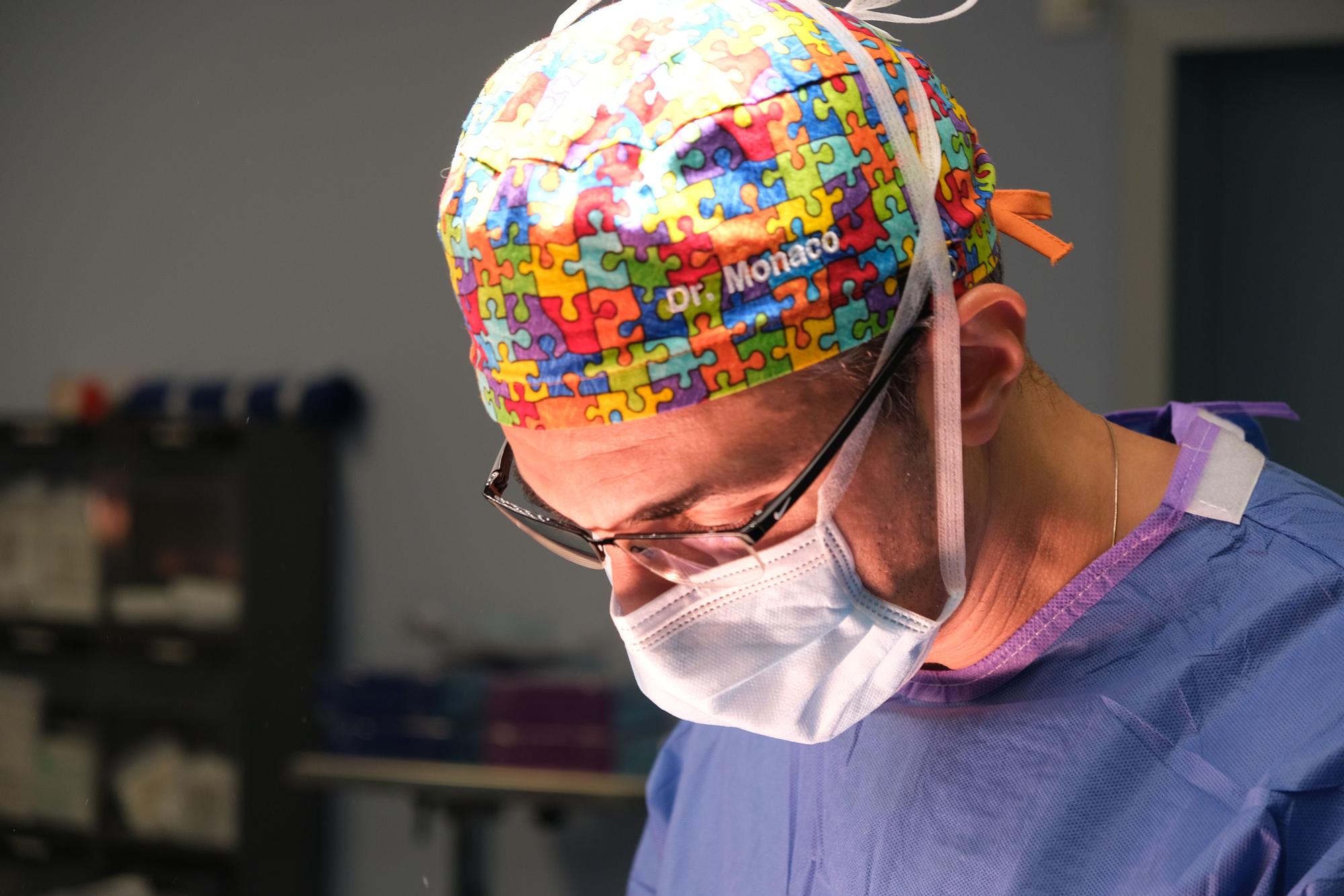 El Dr. Antonio Mónaco realizando cirugía de pecho en quirófanos de IMED Elche