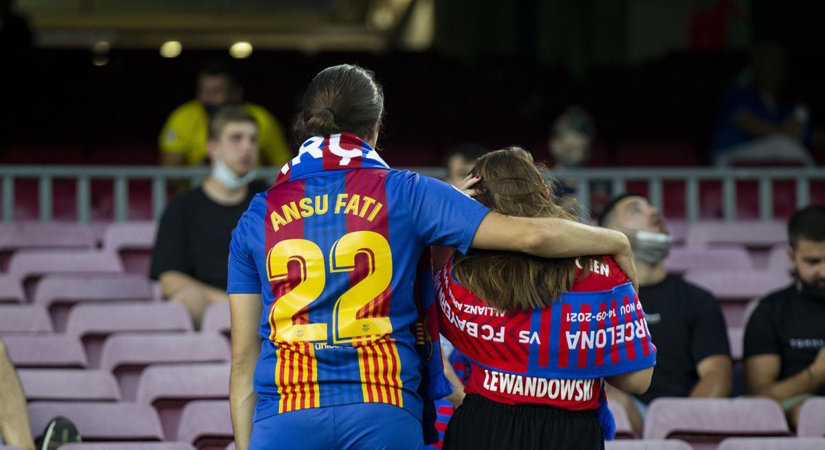 Dos aficionados del Barça y Bayern antes del partido en el Camp Nou