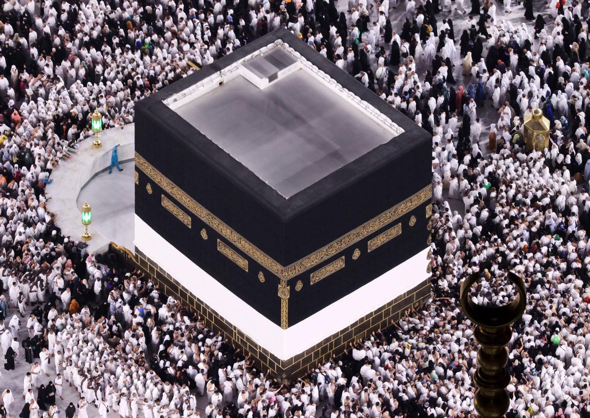 Peregrinos musulmanes realizan la Umrah en la Santa Kaaba, en la ciudad santa de La Meca