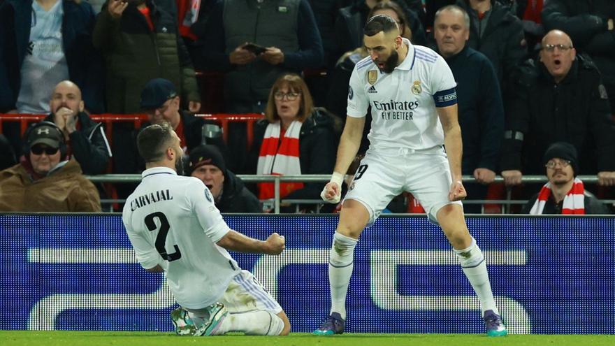 Benzema celebra el primero de dus dos goles al Liverpool junto a Carvajal. | // REUTERS