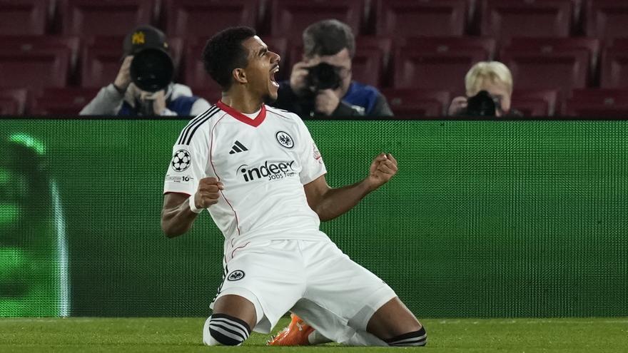 El gol que silenció al Camp Nou: El Eintracht mordió primero...