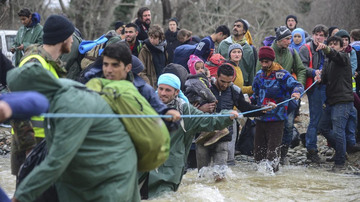 Refugiados en Idomeni cuando trataron de cruzar a Macedonia, el lunes.