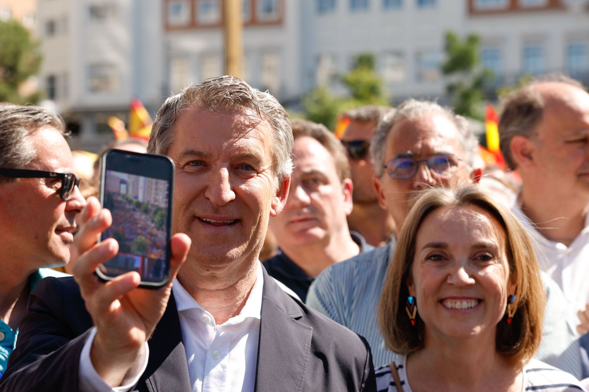 MADRID (ESPAÑA), 08/06/2025.- El líder del PP, Alberto Núñez Feijóo, junto a la secretaria general del PP, Cuca Gamarra, durante la manifestación convocada por el Partido Popular contra el Gobierno de Pedro Sánchez bajo el lema 'Democracia o mafia' este domingo en la Plaza España de Madrid. EFE/ Javier Lizón