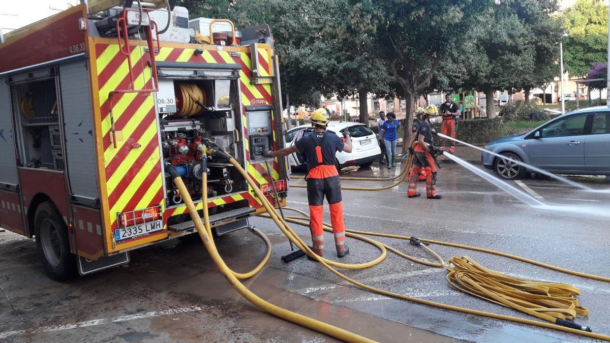 Los bomberos de la Generalitat en Catarroja