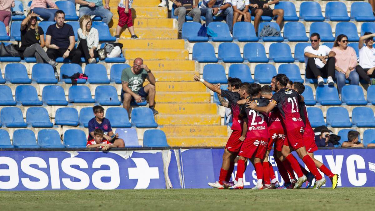 Los jugadores de La Nucía celebran el pase a la segunda ronda de la Copa en el Rico Pérez