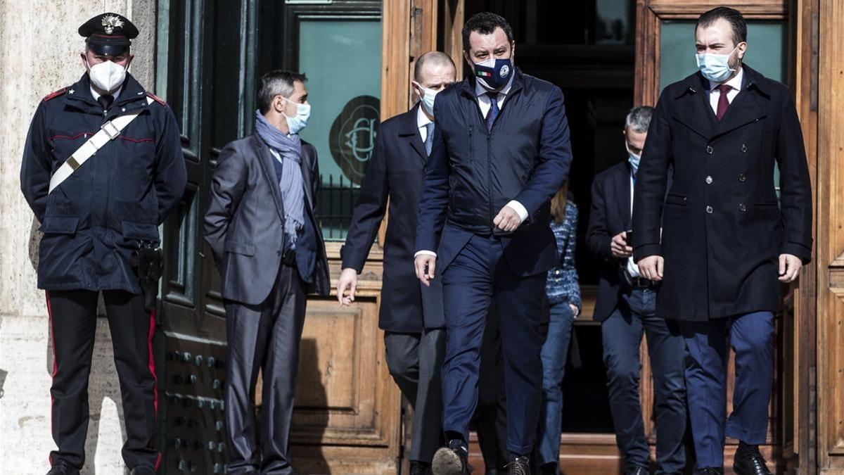 Matteo Salvini, líder de la Liga, (en el centro), a la salida de su encuentro con el Mario Draghi, en Roma.