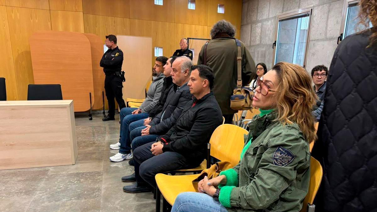 Por la izquierda, Carlos García Morales "El Matador", Luis Vieira, Eder López de la Torre, Sergio Esteban y Cristina Orsi, este miércoles, en la Audiencia Provincial.
