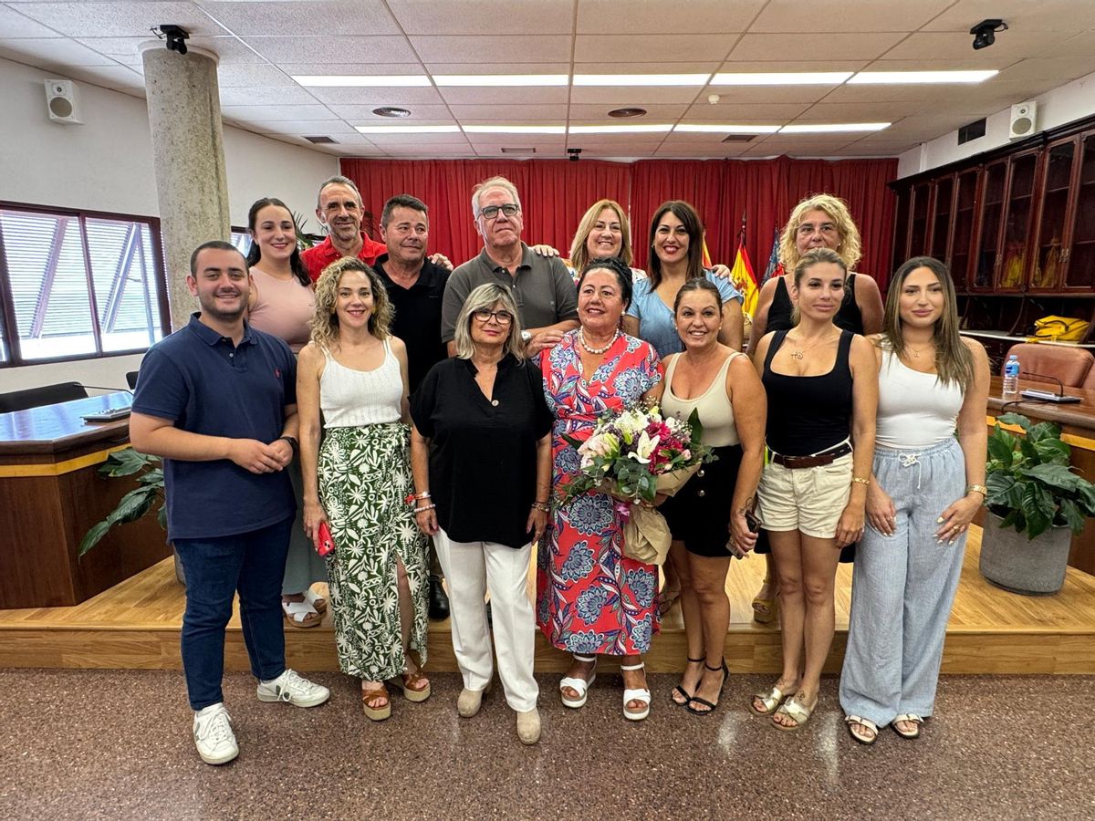 Lola Gadea junto a miembros de la corporación municipal de Santa Pola