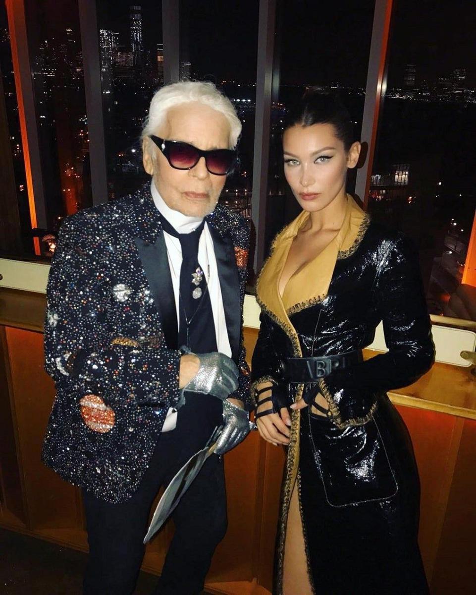 Las hermanas Hadid de van de fiesta con Karl Lagerfeld