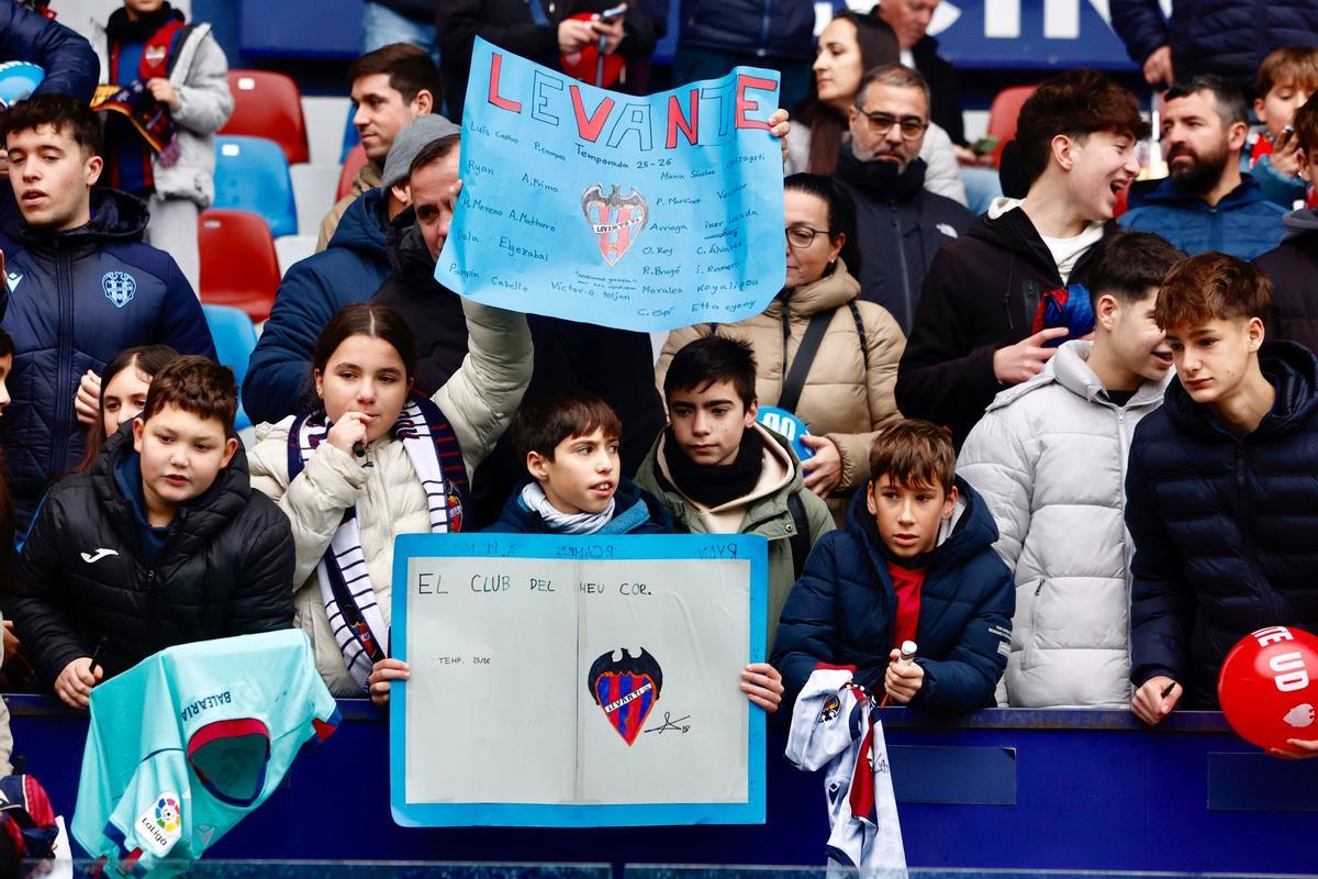 Entrenamiento a puertas abiertas del Levante UD