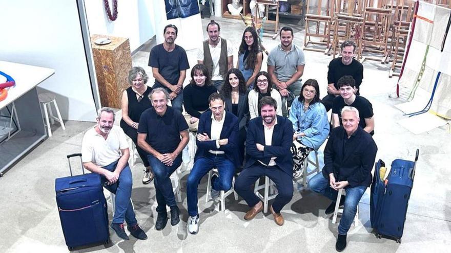 Los participantes y organizadores de la exposición.