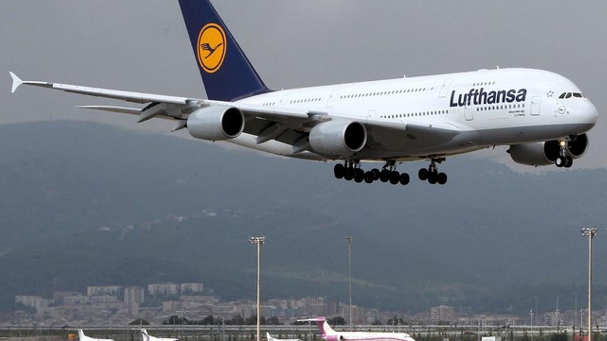 Un A-380 de Lufthansa aterriza en el aeropuerto de El Prat.