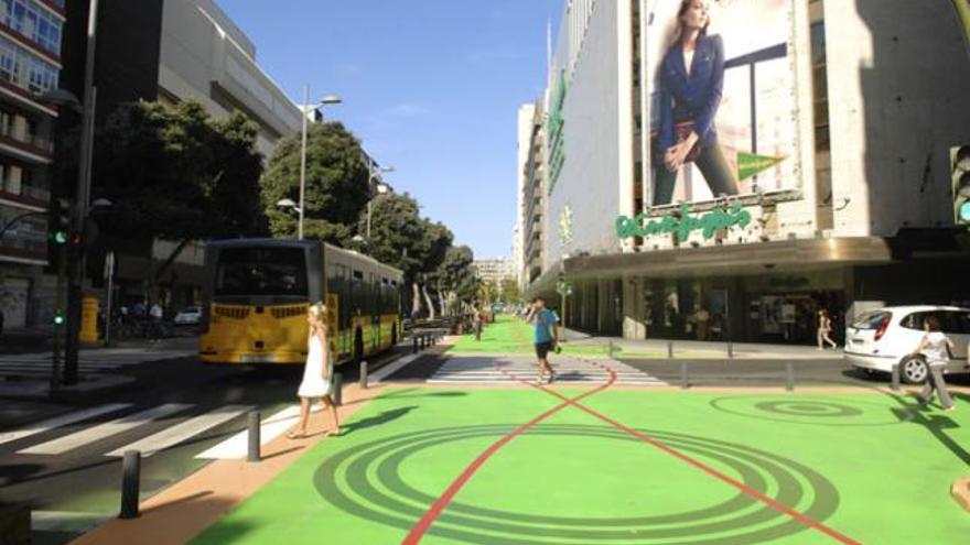 Uno de los dos edificios de El Corte Inglés en la avenida José Mesa y López. | andrés cruz